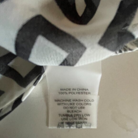 Vince Camuto Ruffled Short-Sleeve Blouse in Black and White Geometric Print, L - Picture 5 of 6